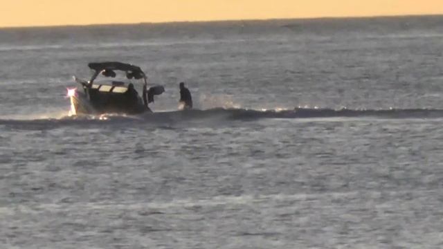 Удивительной красоты закат солнца в бухте Геленджика ноябрь 2019 смотреть онлайн