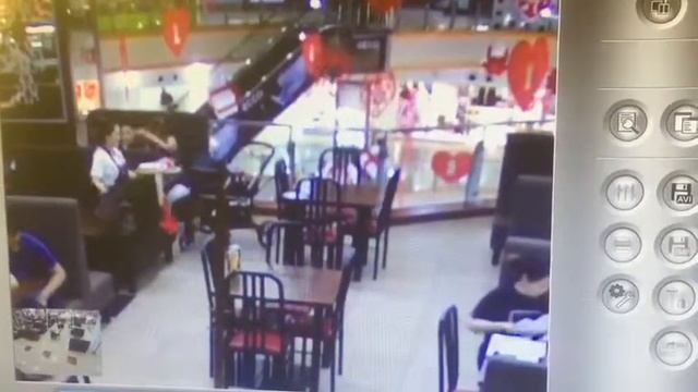 Официантка упала и круто поднялась смотреть онлайн