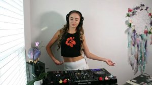 Ulyana - Melodic Techno & Progressive House DJ Mix Home Set