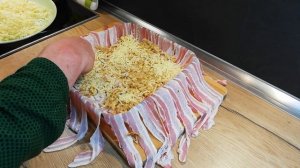 Обалденная картофельная запеканка с фаршем, беконом и сыром в духовке.