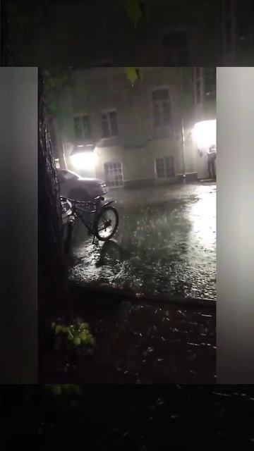 Тяжёлой день на Яндекс еда в Москве во время дождя. смотреть онлайн