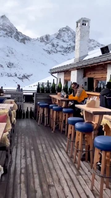 Горнолыжный курорт. Сочетание старого и нового в дереве… #горнолыжныйкурорт #деревообработка смотреть онлайн