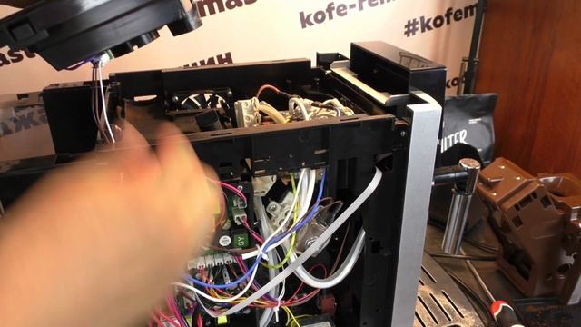 Кофемашина Polaris PACM 2050 заклинил блок, течет. смотреть онлайн