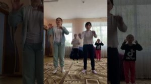 Танцевальное занятие в группе "Радуга"