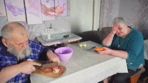 Готовим плов вместе Выпал снег в конце апреля Покупка молока на пенсию Меняю провода убираю старые