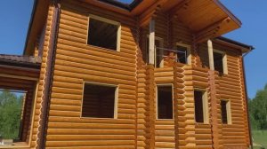 Двухэтажный дом из оцилиндрованного бревна.