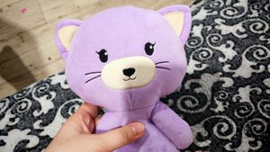 мягкие плюшевый котенок весело танцует