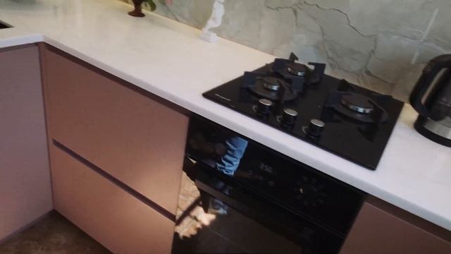 КУХНЯ В ХРУЩЕВКЕ || 5 кв метров с каменной столешницей смотреть онлайн