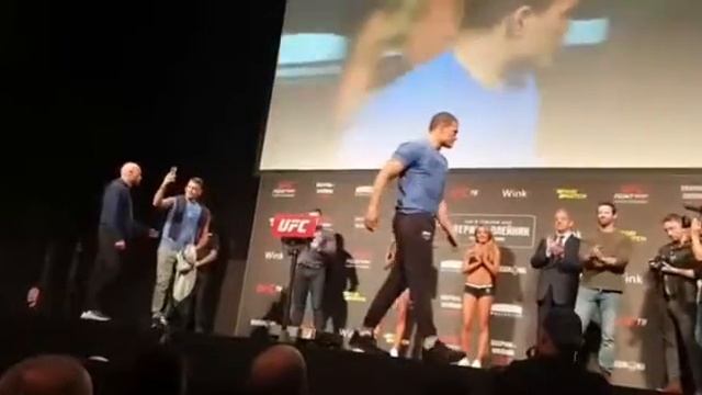 Взвешивания UFC в Санкт-Петербурге смотреть онлайн