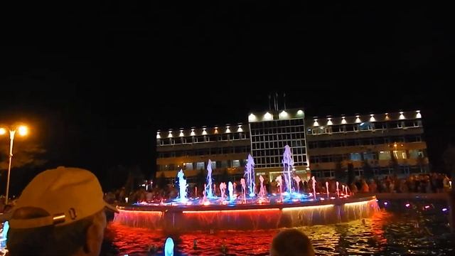 Цветной и музыкальный фонтан в Анапе. сентябрь 2014. смотреть онлайн