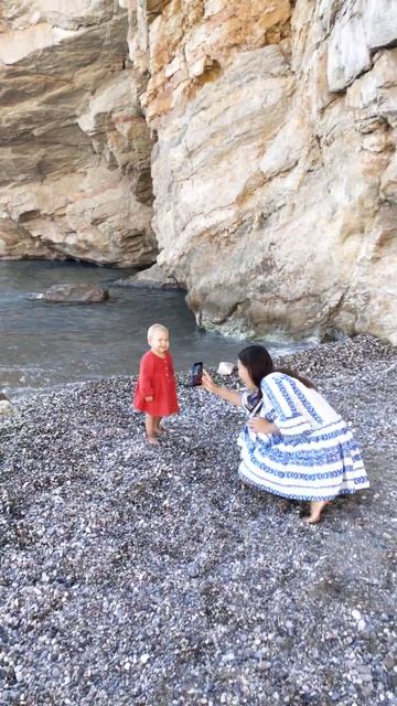 Девочка позирует) пляж Бельдиби, Турция смотреть онлайн