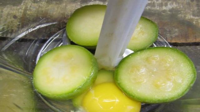 Вафельные котлеты с мясным фаршем под грибной подливой