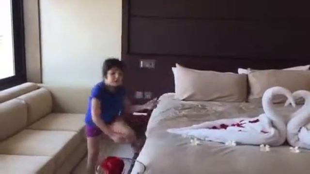 Знакомимся с номером в Desert Palm hotel смотреть онлайн