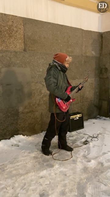 «Морозоустойчивый гитарист» – уличный музыкант СПб радует красивой игрой на снегу в декабре 2021