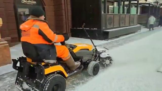 Красноярские власти начали тестировать новые машинки для уборки тротуаров
