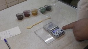 Отливка мини-кирпичей из гипса.