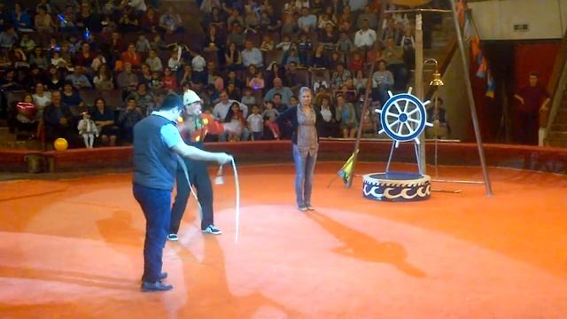 Клоун всех обманул, а девушка не растерялась. смотреть онлайн