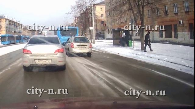 В Новокузнецке недовольный пассажир разбил стекло автобуса-гармошки смотреть онлайн