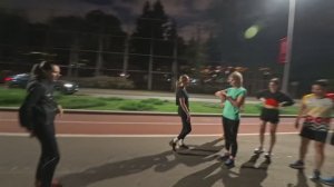 Беговая активность на Лужнецкой набережной в Москве
