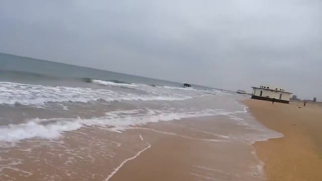 прогулка по пляжу возле дома Жемчужина России на Пионерском проспекте 253 г Анапы в марте. смотреть онлайн