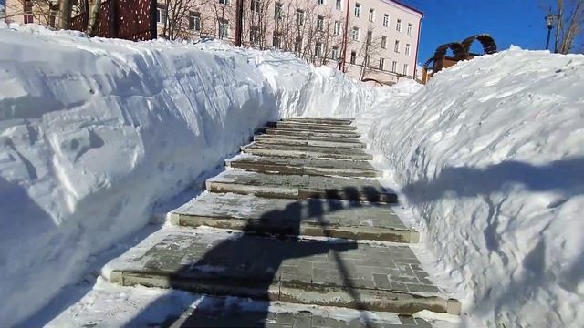 ЛЕТОМ И И ЗИМОЙ (СКВЕР КУКИСВУМЧОРР) смотреть онлайн