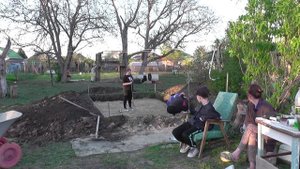 Прикапываем бассейн. Прекрасные помощницы)