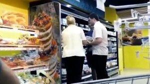 Эдвард Бил ест торты в магазине