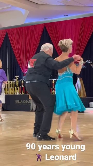 Let’s Dance with 90 years young Leonard 🕺🏼 #shorts смотреть онлайн