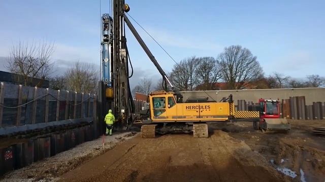Забивка 12ти-метровых железобетонных свай сваебойным молотом Junttan PM20LC