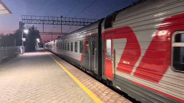 Электровоз ЭП1М-523 с поездом №563 Анапа - Москва, станция Анапа смотреть онлайн