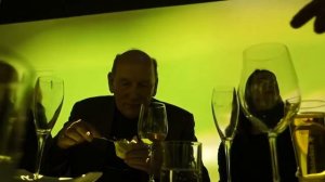 Пример видеомэппинга в зале ресторана с применением виброполов