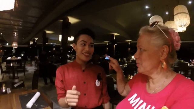 ✅ КРАСАВЧИК ЛЕДИБОЙ РАБОТАЕТ в ресторане!! #lanatv #thiiland смотреть онлайн