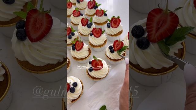 Капкейки со свежими ягодами и мятой смотреть онлайн
