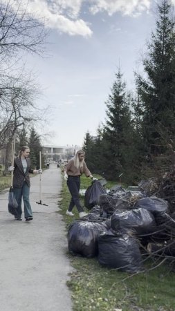 Сотрудники и преподаватели УГЛТУ на уборке территории студенческого городка