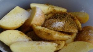 Молодой картофель с салом в духовке