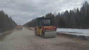 Строят дорогу на Лузу у Вазюка и Опарино. Апрель 2025 г