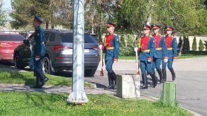 ВОЛГОГРАД . МАМАЕВ КУРГАН  . КАРАУЛ ИДЕТ НА ОТДЫХ