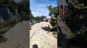 Применение вторичного щебня ,Отсыпка дорог вторичным щебнем, дробленый бетон. Видео с архива .