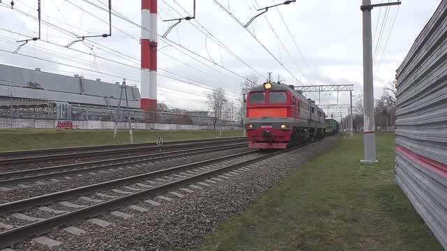 Тепловоз 2М62у-0019 (ТЧЭ-27) с грузовым поездом.