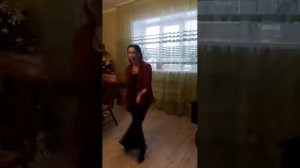Цыганочка классно танцует дома / Gipsy