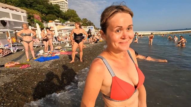 Мы купаемся на пляже " Приморский 2 " и гуляем по Центральной набережной Сочи в июле 2024
