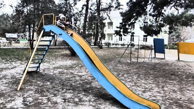 Даша спускается с детской горки( ч.2) в санатории Новомосковский Курорт Орловщина