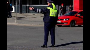 Как быть, если сотрудник ДПС пытается остановить вас без жезла. Проигнорировать или подчиниться?