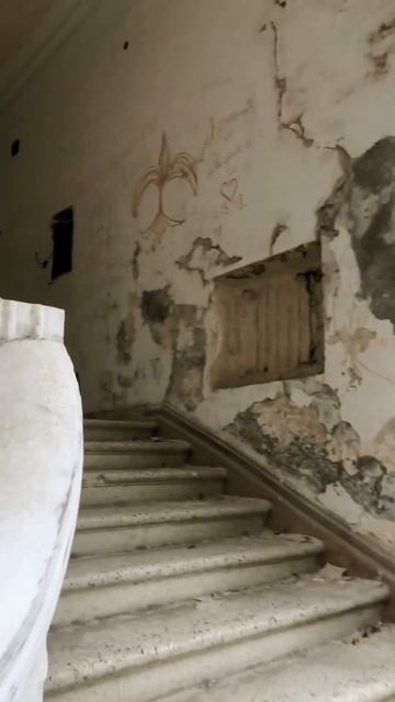 Великолепная винтовая лестница заброшенного санатория Грузия в Республике Абхазия смотреть онлайн