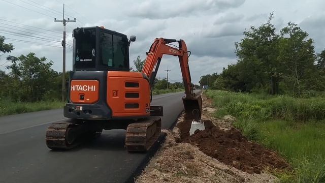Hitachi 55U กับขนาด 5 ตัน ตู้แอร์ ใส่รองเท้ายางกันถนนเป็นรอย Mini Excavator