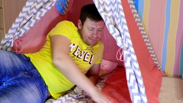 Алиса Найс с папой играет в отель смотреть онлайн