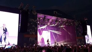 Пьяная певица Глюкоза, на Дне Металлурга, исполняет песню "Танцуй Россия". Красноярск 2024