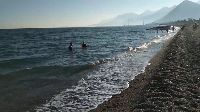 Анталья. Пляж Коньяалты. Пляж отеля Порто Белло . ЧП на пляже.