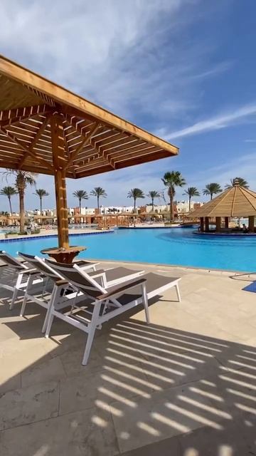 Район Макади-Бей с одним из лучших пляжей в Хургаде. Отель Sunrise Royal Makadi Resort. смотреть онлайн