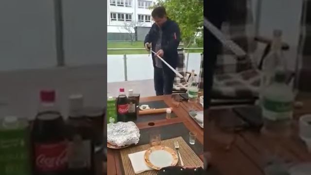 Как разливать за столом соблюдая меры карантина, лайфхак для тех кто на разливе, чтобы не заразитьс смотреть онлайн